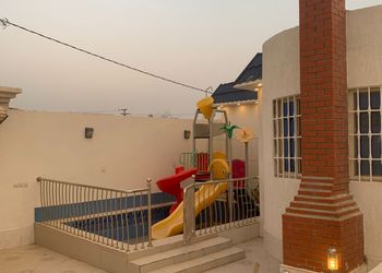 شاليه بجلسة خارجية وألعاب أطفال