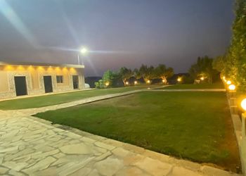 مزرعة ببيت شعر ومسطح اخضر