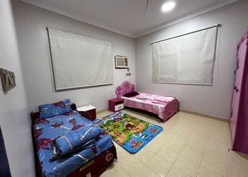 شقة واسعة بصالة وثلاث غرف نوم 