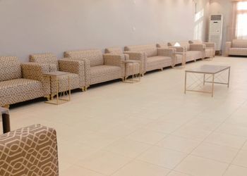 استراحة بمسطح اخضروجلسة خارجية 