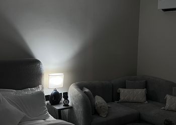 استديو بأثاث مريح وبسيط 
