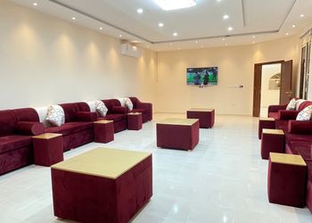 استراحة بجلسة مطلة على المسبح 