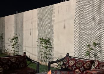 استراحة بجلسة خارجية و اسطبل خيل 