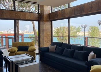 شاليه بمسبح مطل على البحر 