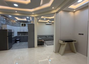 شاليه بمسطح اخضر ومسبح 