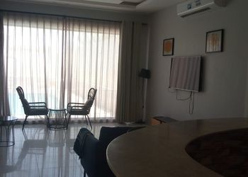 شاليه بمسطح اخضر وجلسة خارجية 