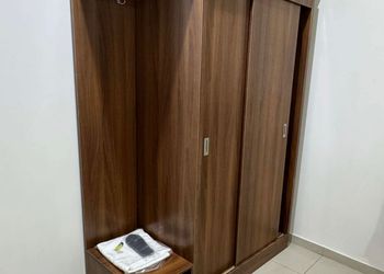 غرفة بسرير ماستر