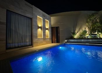 شاليه بجلسة تطل على مسبح خارجي 