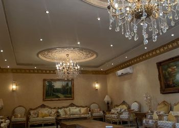 مزرعة بألعاب أطفال ومسطح اخضر