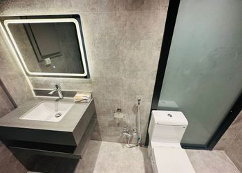 شاليه بجلسة تطل على مسبح خارجي 