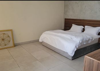 شاليه بمسطح اخضر و مسبح