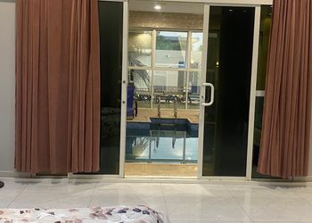 شاليه بمسبح داخلي ومجالس واسعة 