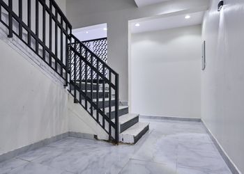 استديو بجلسة جانبية ودخول ذاتي