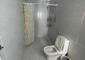 غرفة بأثاث مريح 