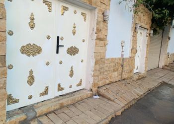 شاليه بمسطح اخضر وجلسة خارجية 