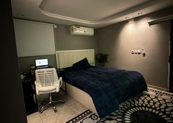 استديو بسرير ماستر وأثاث مريح 