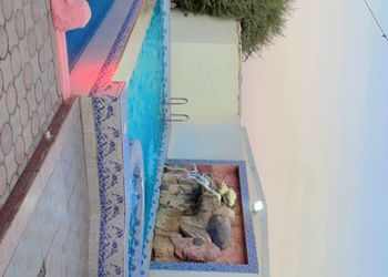 شاليه بملجس مطل على المسبح 