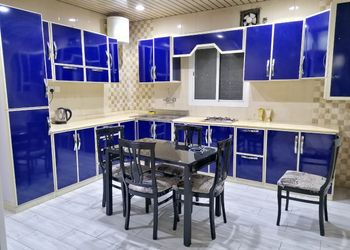 شاليه بصالة جلوس مطلة على المسبح