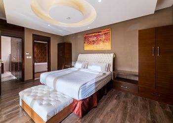 شالية بجلسه خارجيه ومسطح اخضر