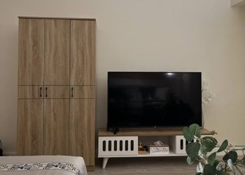 استديو بأثاث مريح وبسيط