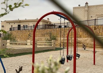 مزرعة بجلسة خارجية واسطبل خيل