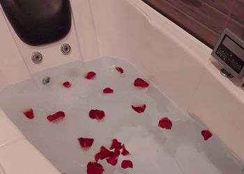 شاليه بألعاب مائية وجلسة خارجية