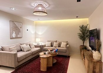شقة بصالة أنيقة وتصميم هادئ 