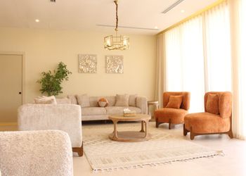 شاليه بجلسة تطل على مسبح خارجي 