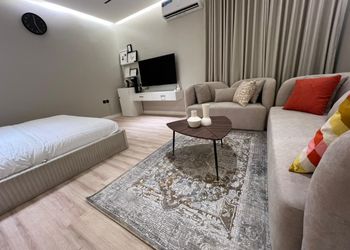 استديو بأثاث مريح وبسيط 