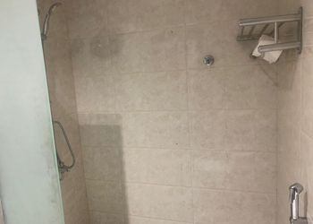 غرفة بأسرة فردية وجلسة جانبية 