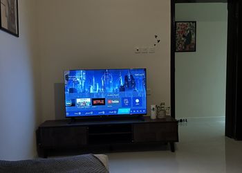 شقة بصالة انيقة وغرفة نوم