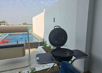 فيلا بغرف نوم وجلسة خارجية 