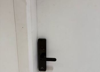 شقة بغرفة نوم وصالة مريحة 