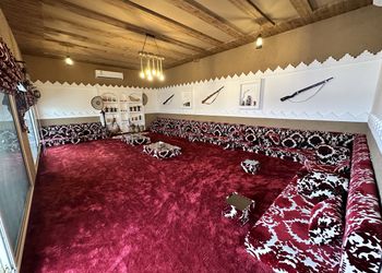 مزرعة بطابع تراثي وجلسة خارجية 