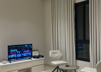 استديو بسرير ماستر وأثاث مريح 