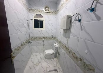 شقة بصالة جلوس وغرفتين نوم 