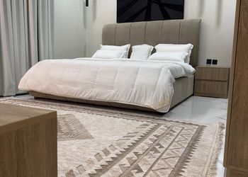 استديو بأثاث مريح وبسيط 
