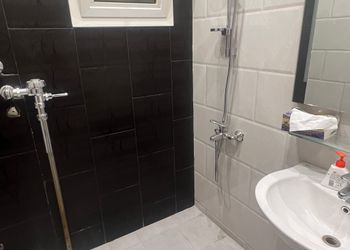 شاليه بجلسة تطل على مسبح خارجي 