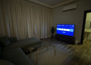 شقة بغرفة نوم وغرفة معيشة 
