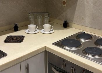 شقة بغرفة معيشة وغرفتين نوم 