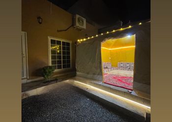 استراحة بمجالس واسعة ومسطح اخضر