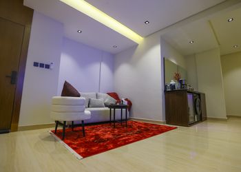 شقة بصالة أنيقة ودخول ذاتي 