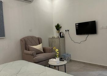 استديو بسرير ماستر وجلسة جانبية 