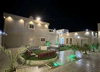 استراحة بمسطح اخضر وجلسه خارجيه