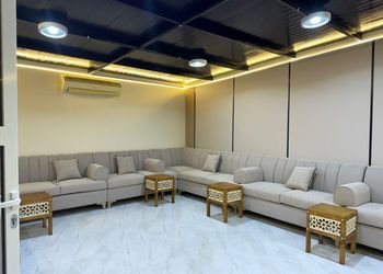 شاليه بصالة مطلة على جلسة خارجية