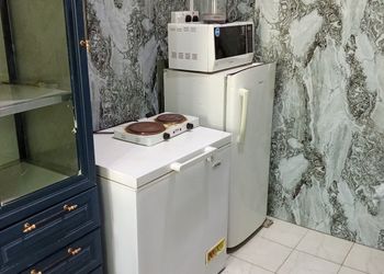 شاليه بمسبح خارجي ومسطح اخضر