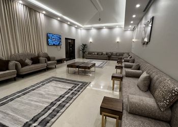 شاليه بمسبح خارجي ومسطح اخضر