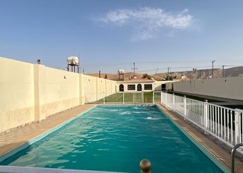 شاليه بملعب كرة طائرة