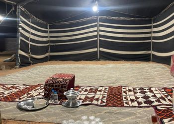 مخيم ببيت شعر وأجواء ممتعة
