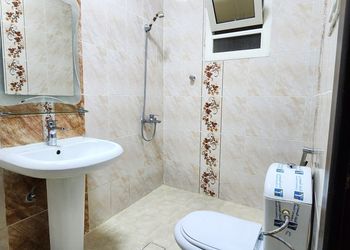 شقة بصالة وثلاث غرف نوم 